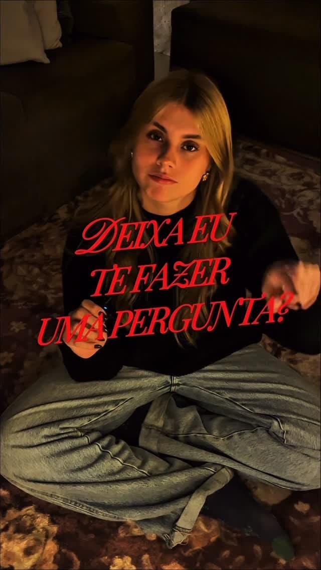 Capa do reel: Ana Luiza sentada no chão, com a frase “Deixa eu te fazer uma pergunta?” em vermelho